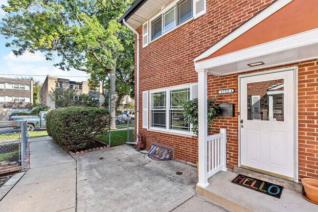 Photo - 1733 W Farwell Ave Townhome