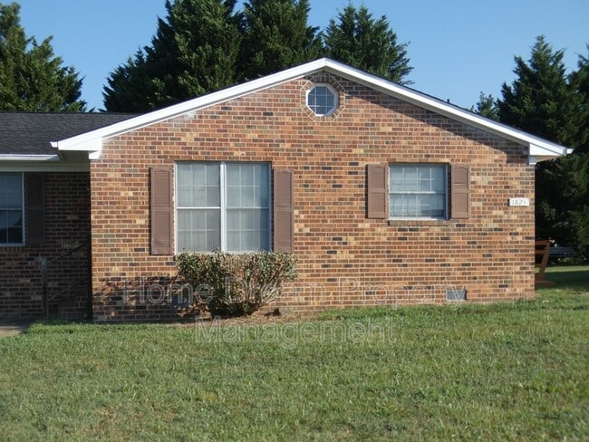 Photo - 1823 Meadow Dr House