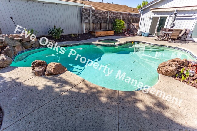 Photo - 422 Carlson Way