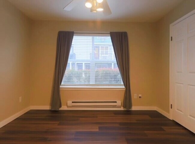 1st floor suite with walk in closet - 1730 SE Halyard Ln Unit 1730 SE Halyard Ln.
