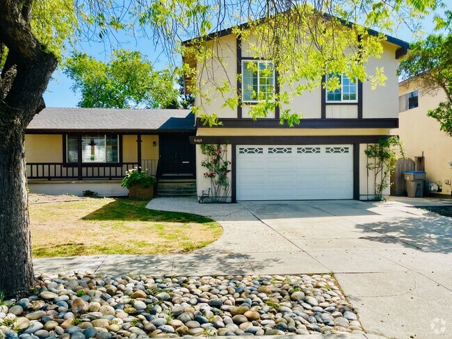 Building Photo - Beautifully Updated 4 Bed 2.5 Bath House W...