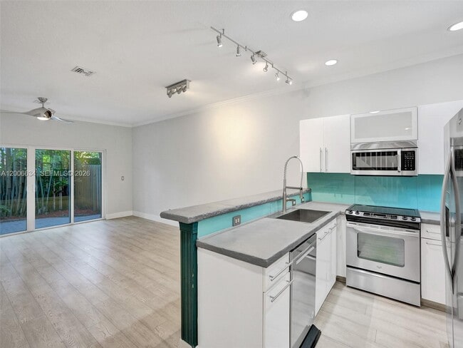 Photo - 835 NE 19th Ave