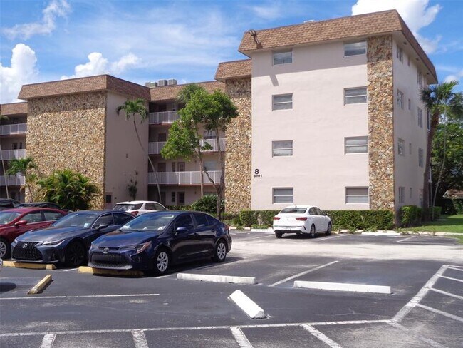 Building Photo - 8101 SW 24th Ct Unit 305 Rental