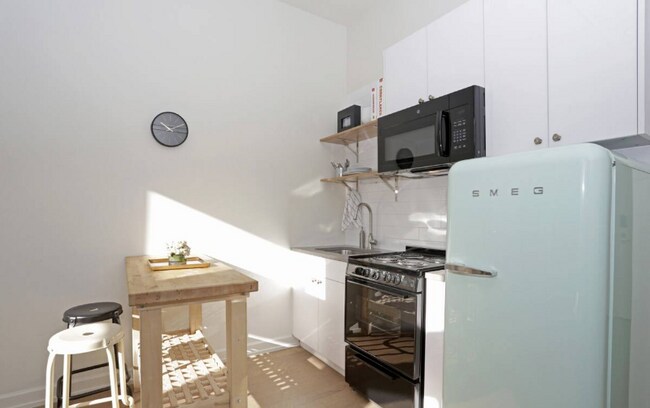 Photo - 98 W Chicago Ave