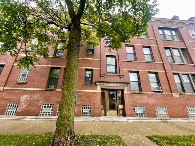 Photo - 3270 W Dickens Ave Unit 2