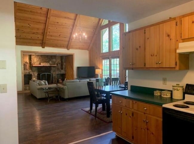 Photo - 560 Chalet Village Dr