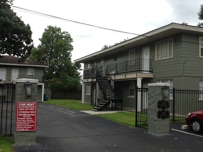 Building Photo - 2110 Willow St Unit C