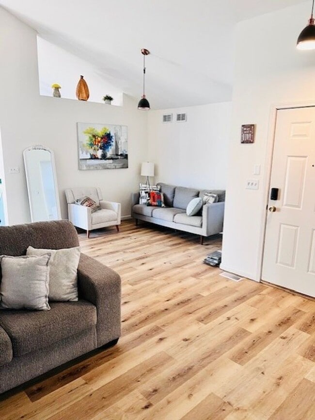 Photo - 1919 Cloverdale Way