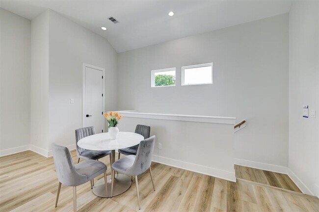 Photo - 846 Elkhart St