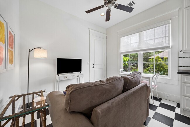 Photo - 1819 Banks St