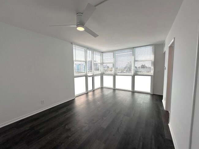 Building Photo - Large Updated 2BR/2BA Bath Condo - Steps from Fort Lauderdale Beach! Unit 505