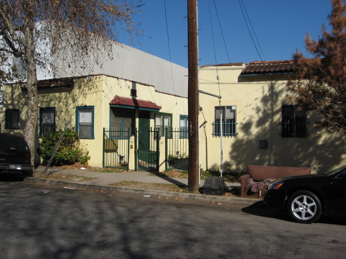 Photo - 311-315 W 33rd St Apartments