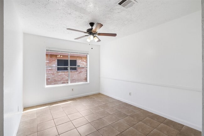 Photo - 1666 Meadow Green Dr