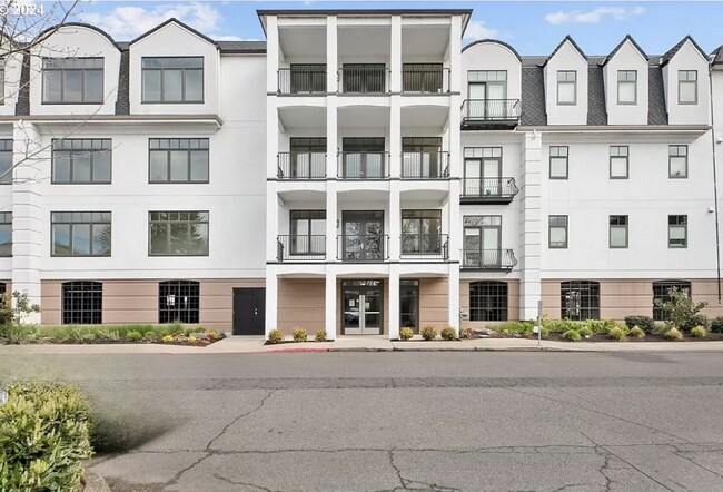 Luxury Waterside Condo on Hayden Island in... - Luxury Waterside Condo on Hayden Island in...