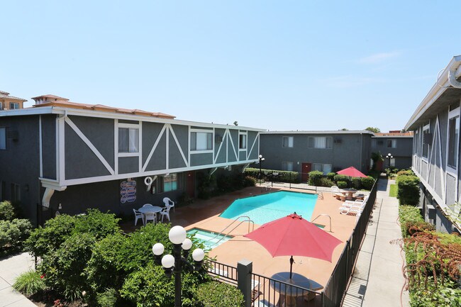 Community Pool & Jacuzzi