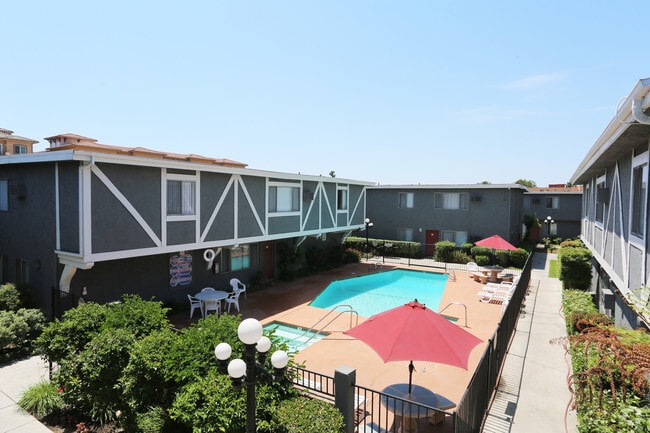Community Pool & Jacuzzi - Casa Royale Apartments