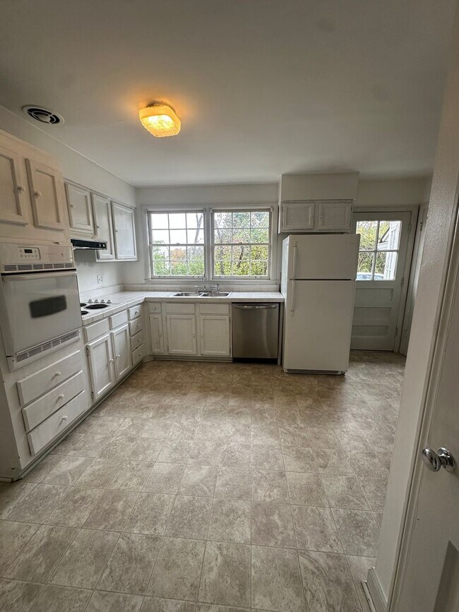 Photo - TWO MINUTES TO GREEN HILLS MALL