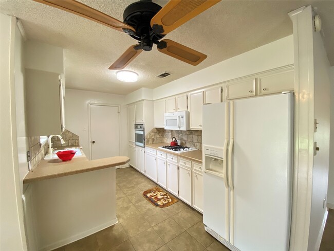 Building Photo - 2233 Ripple Creek Dr