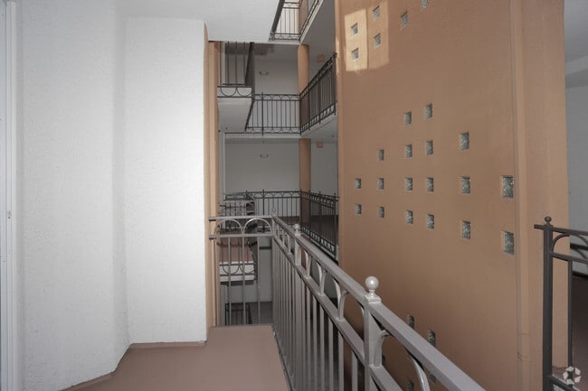 Studio, 1BA - 544 SF