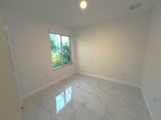 Photo - Great Location-Large 2/2/1 + DEN Duplex