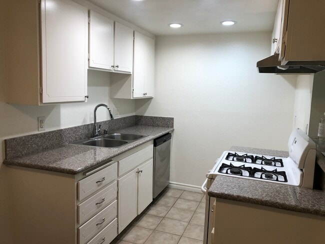 Photo - Coral Pines Apartments