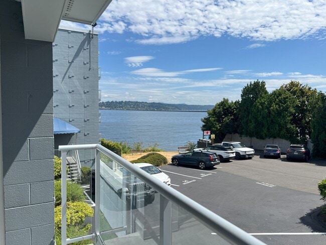 Building Photo - Lake Washington waterfront living with lak... Unit 204 Rental