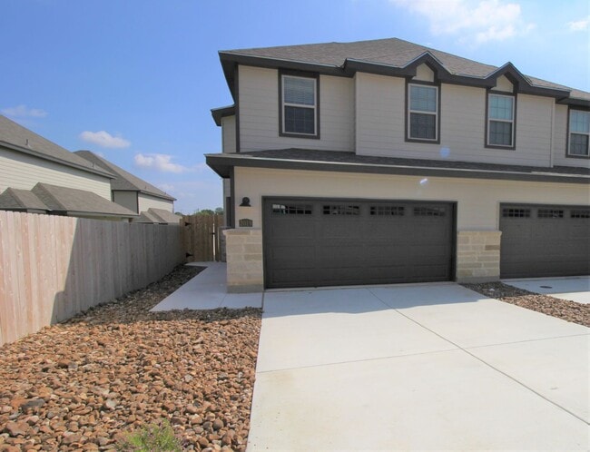 Building Photo - Large Fenced in Backyard in NBISD /Walk to Kraft Park / Fridge Included / Pet Friendly / Off Co...