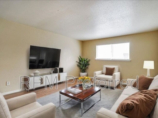 Building Photo - 427 Hollyvale Dr Rental