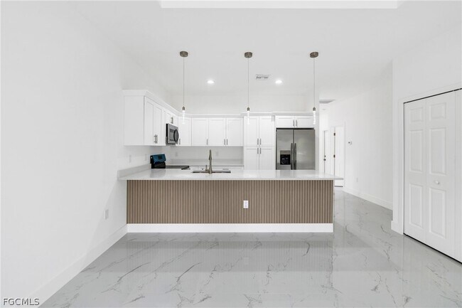 Photo - 724 Lamar St E