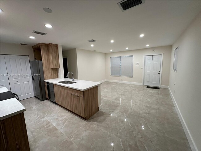 Photo - 611 N 69th Way