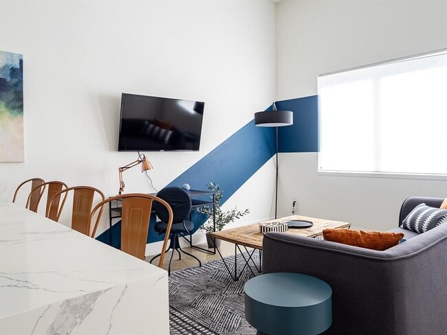 Photo - 2709 E 5th St. Unidad 2104