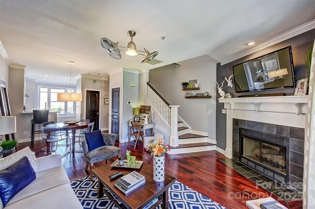 Photo - 343 W 7th St