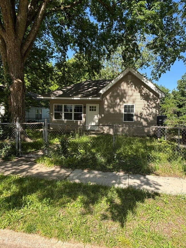 Building Photo - 2027 N Weller Ave
