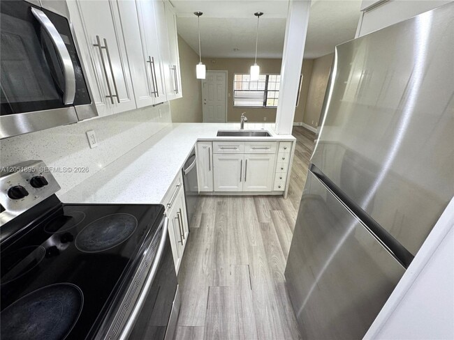 Building Photo - 2626 Riverside Dr Unit 2626
