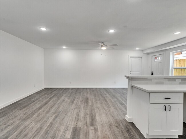 Photo - 6742 Madrid St