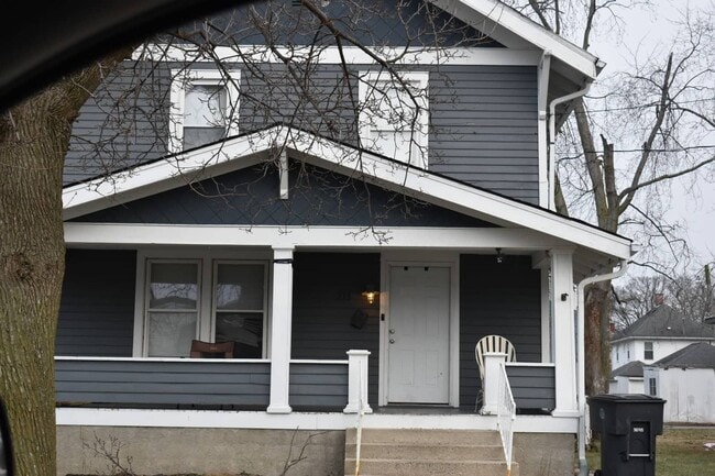 Building Photo - Large Home Near Downtown BG