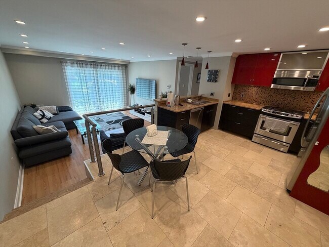 Building Photo - 44 Broadlawn Dr Unit 1