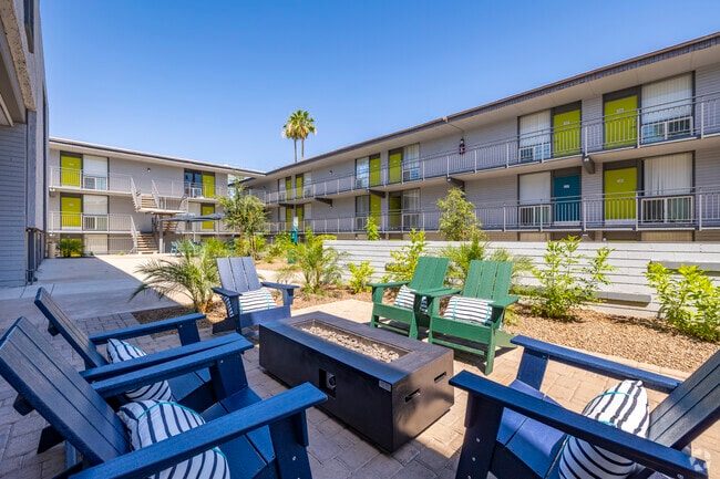 2 Private Courtyards - Seventh Apartments
