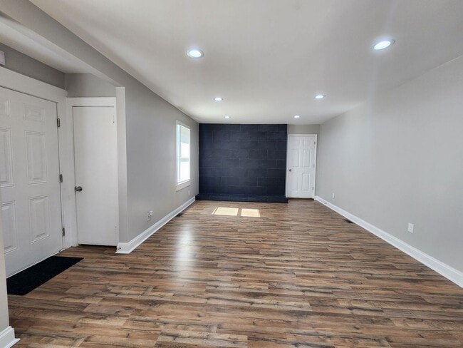 Photo - 4 Bedroom, 3 Bath Ranch in the heart of Mo...