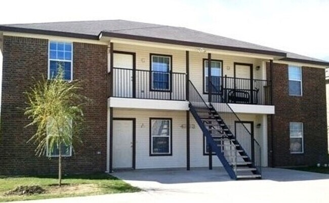 Building Photo - Available NOW! Unit B Rental