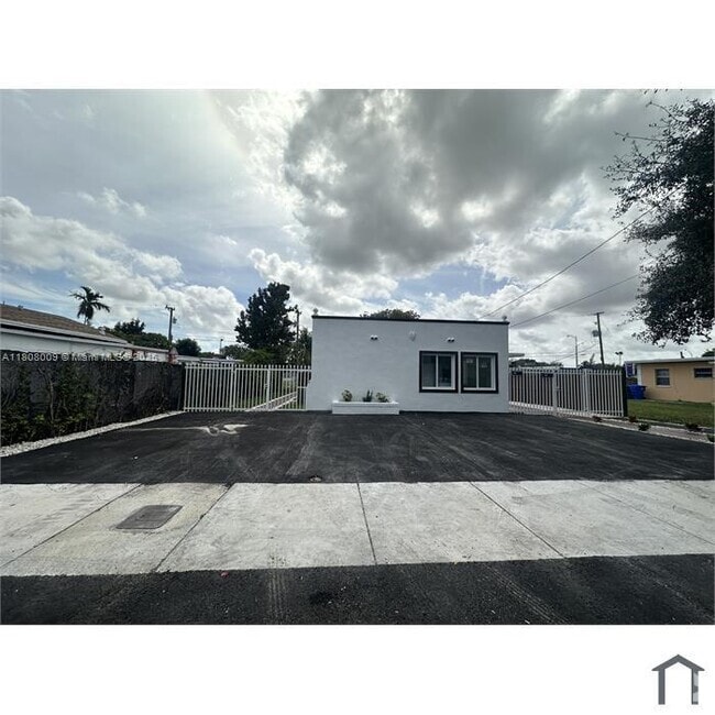 Building Photo - 1136 NW 55th St Unit 2 Rental