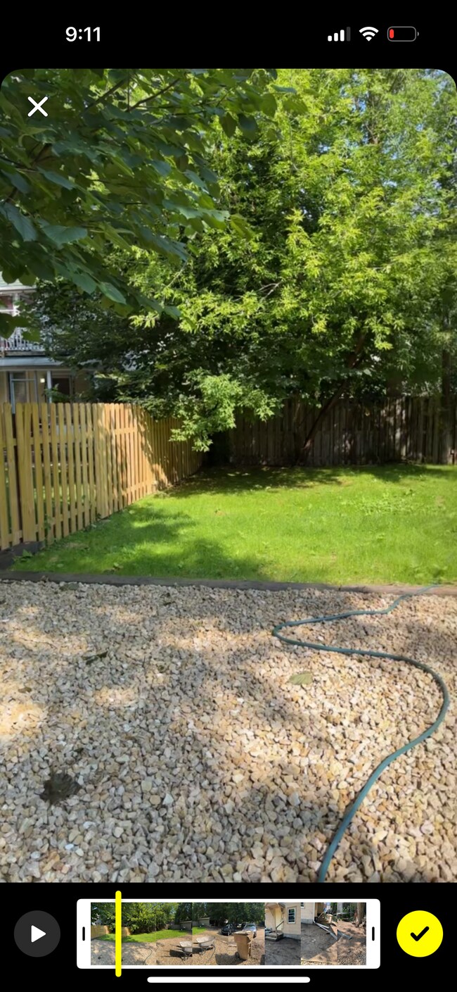 Shared gravel patio and green backyard - 1324 Williamson St Unidad 1