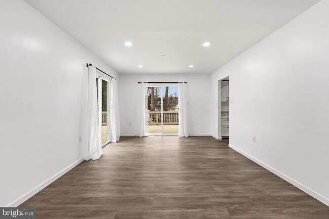 Photo - 2146 Woodford Rd