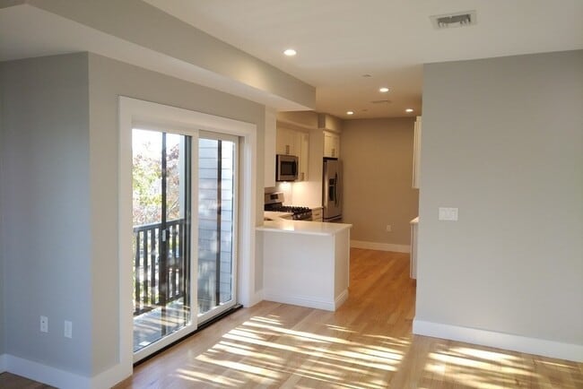 Photo - 186 Havre St Unit 4