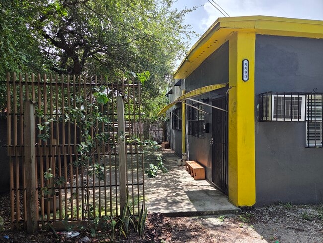 Building Photo - 5590 NW 6th Pl Unit Near Wynwood