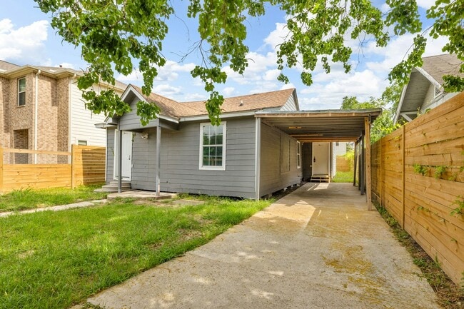 Photo - 1015 E 36th St