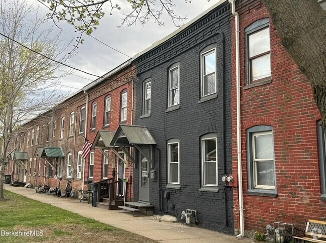 Building Photo - 208 Columbia St Rental