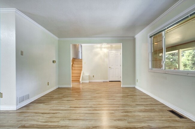 Photo - 3 bed 2 1/2 bath Tri-level near Downtown C...