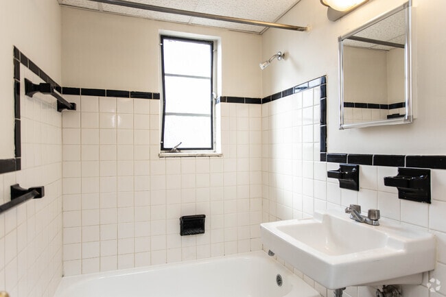 2BR, 1BA - 610 SF