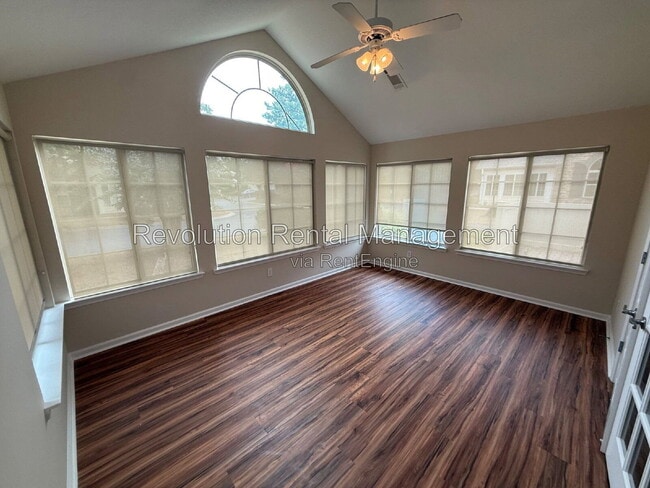 Photo - 302 Gladstone Dr